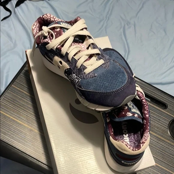 Saucony Originals Navy and Cream Sneakers - Picture 2 of 4